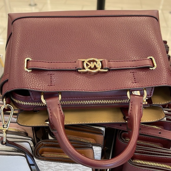 Michael Kors Reed Small Satchel Crossbody Center Zip Bag
Color: OXBLOOD
NWT - Picture 3 of 16